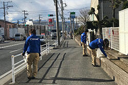 会社周辺の清掃活動を行っています